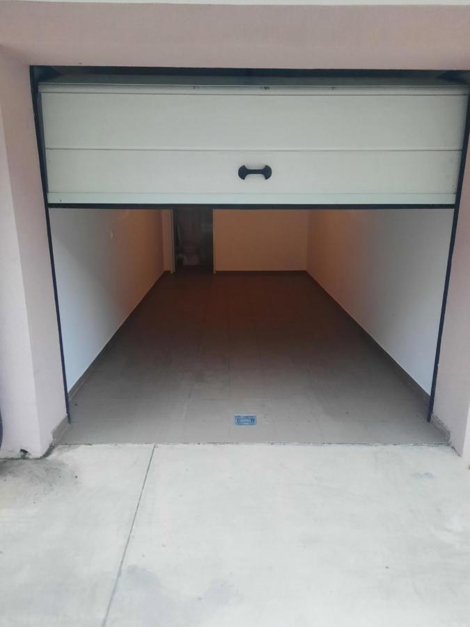 Apartman Lux-Besplatno Koriscenje Zasebne Garaze Sremska Mitrovica Exterior foto